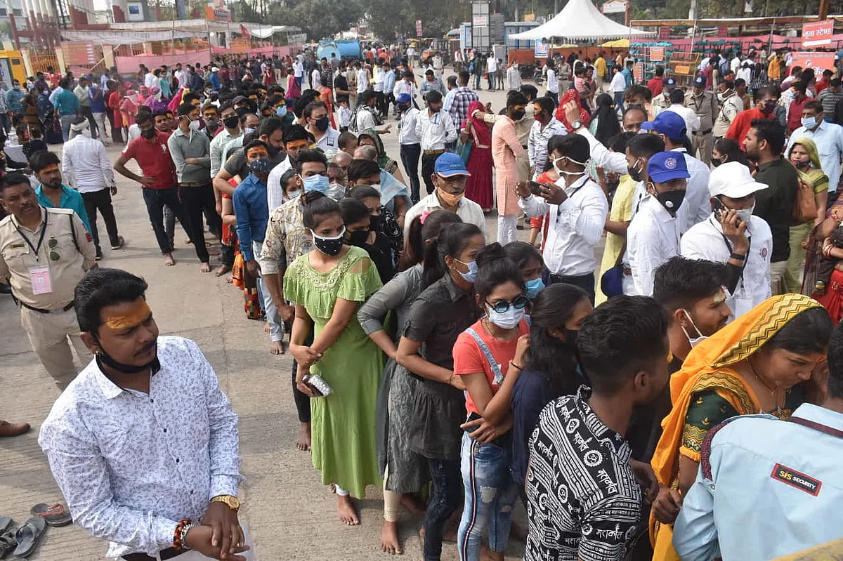 Madhya Pradesh: With all Coivd norms at place, Bhasmarti done at the Mahakaleshwar Temple Ujjain on Mahashivratri