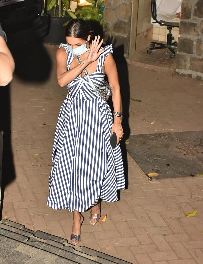 'Yeh galat hai': Arjun Kapoor blasts paparazzi who climbed a wall to photograph him and Malaika Arora