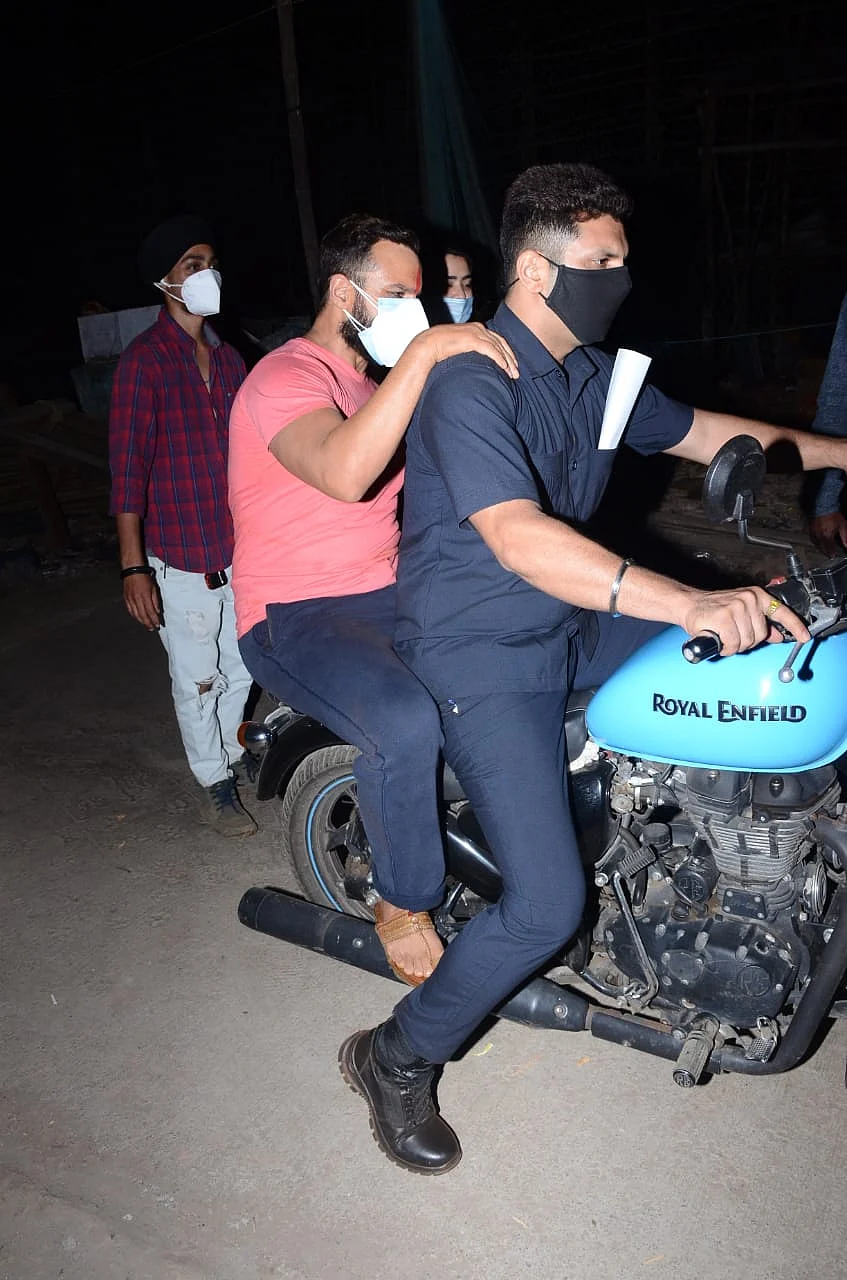 Celebrity Spotting: Akshay Kumar, Saif Ali Khan, Sanjay Dutt and others captured by paps in Mumbai