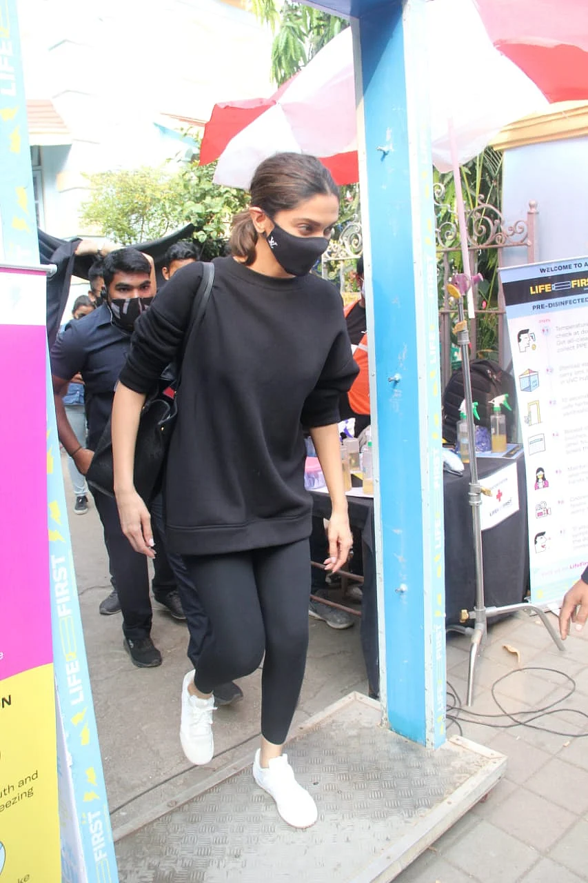 Deepika Padukone, Ranveer Singh and other Bollywood stars captured by shutterbugs in Mumbai; see pics