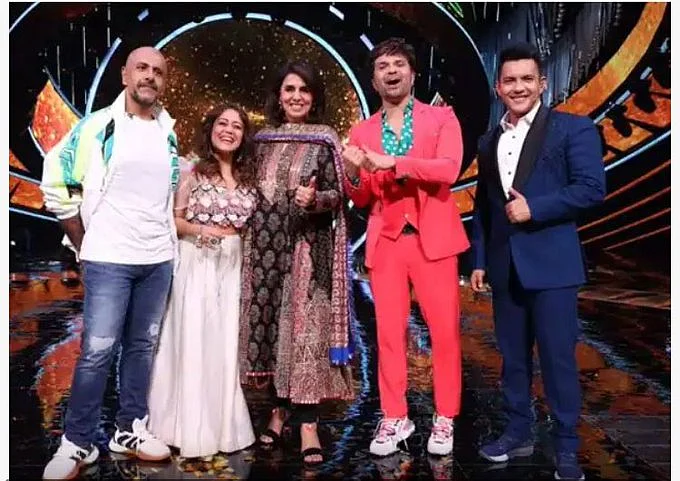 'I will not get sad': Neetu Kapoor remembers Rishi Kapoor, dances to 'Khullam Khulla Pyar Karenge' - watch video