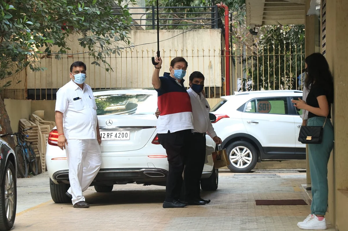 Ouch! Taimur Ali Khan bangs his head into glass door as he tries to run away from paparazzi; watch video