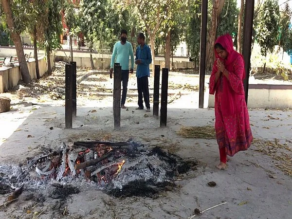 Bhagyashree Kharkhadia performing last rites