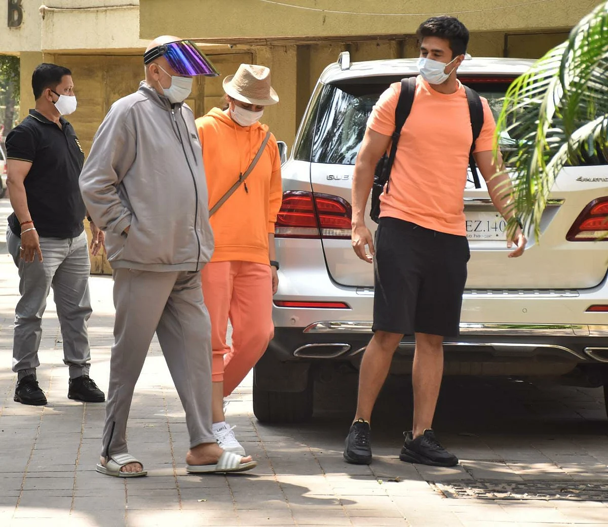 In Pics: Kiara Advani flaunts hourglass figure in orange bodycon dress; Malaika Arora raises heat in all-black athleisure set