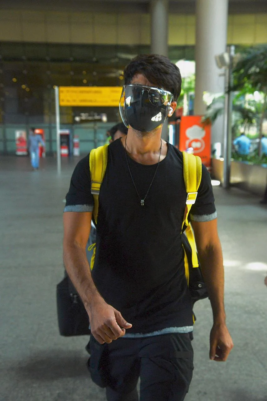 Netizens laud 'sensible' Shahid Kapoor for going all out with protective gear as COVID-19 cases surge
