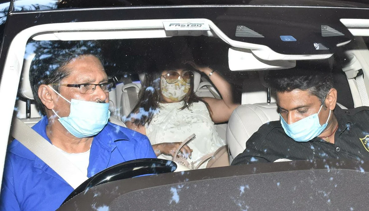 Watch: Rani Mukerji makes a rare appearance with short hair as she arrives at Anil Kapoor’s residence