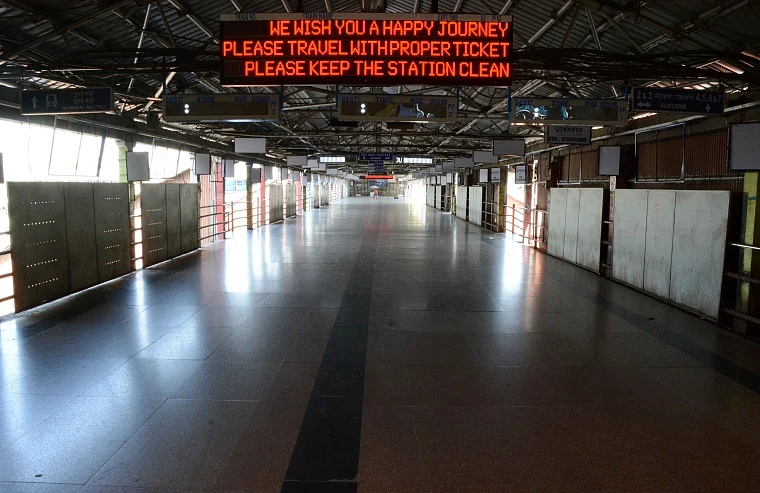 Zero passangers so the station corridor was eventually clean, unlike when thousands of passangers commute