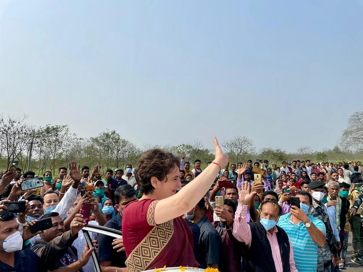 Priyanka Gandhi Vadra being welcomed by tea garden workers at Sadharu, Biswanath, Assam.