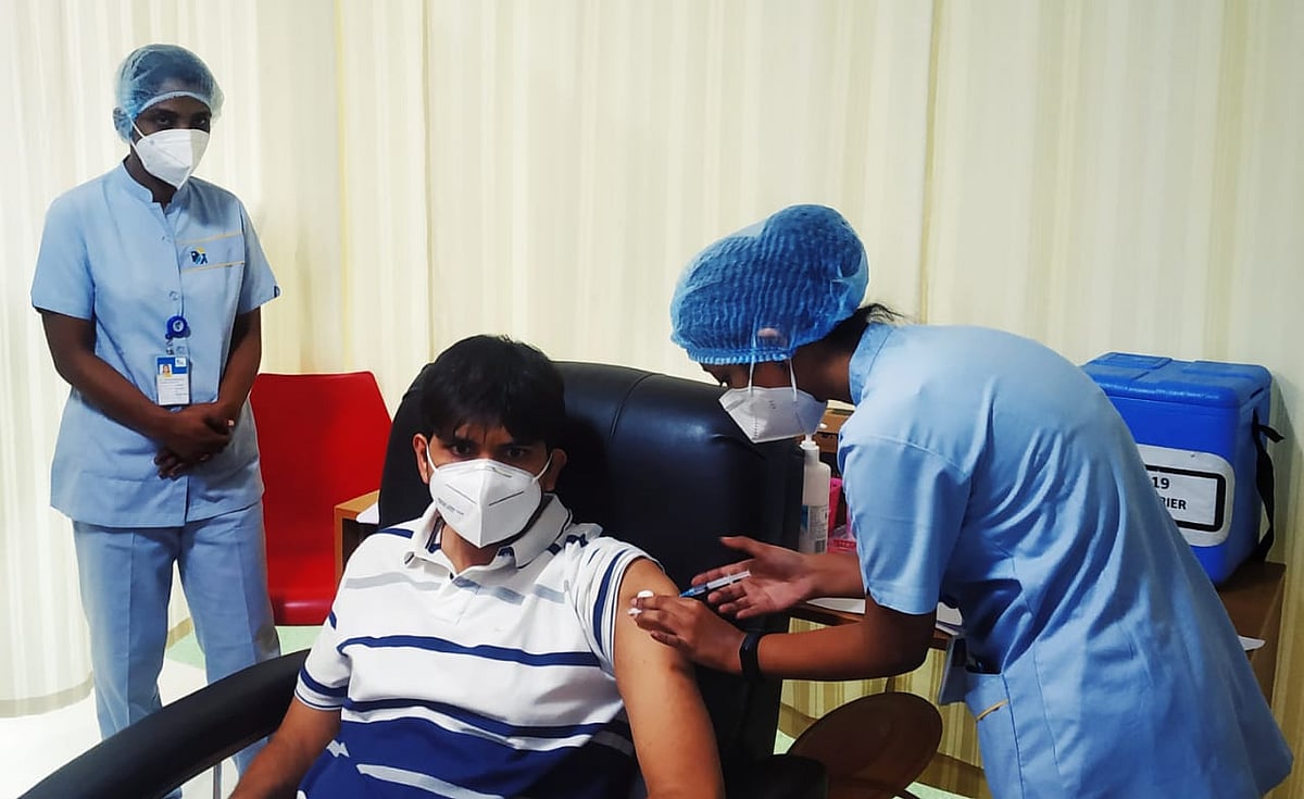 Navi Mumbai: NMMC crosses 2 lakh COVID-19 vaccinations; civic chief Abhijit Bangar takes the second dose