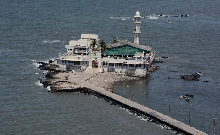 One of the pilgrim and religious places in Mumbai, the Haji Ali Dargah was shut. Devotees were prohibited to enter mosques and many other religious institutions during the lockdown