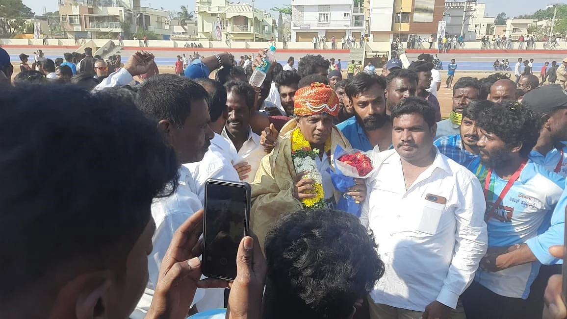 Duniya Vijay receives a heart-warming welcome by fans in Malur