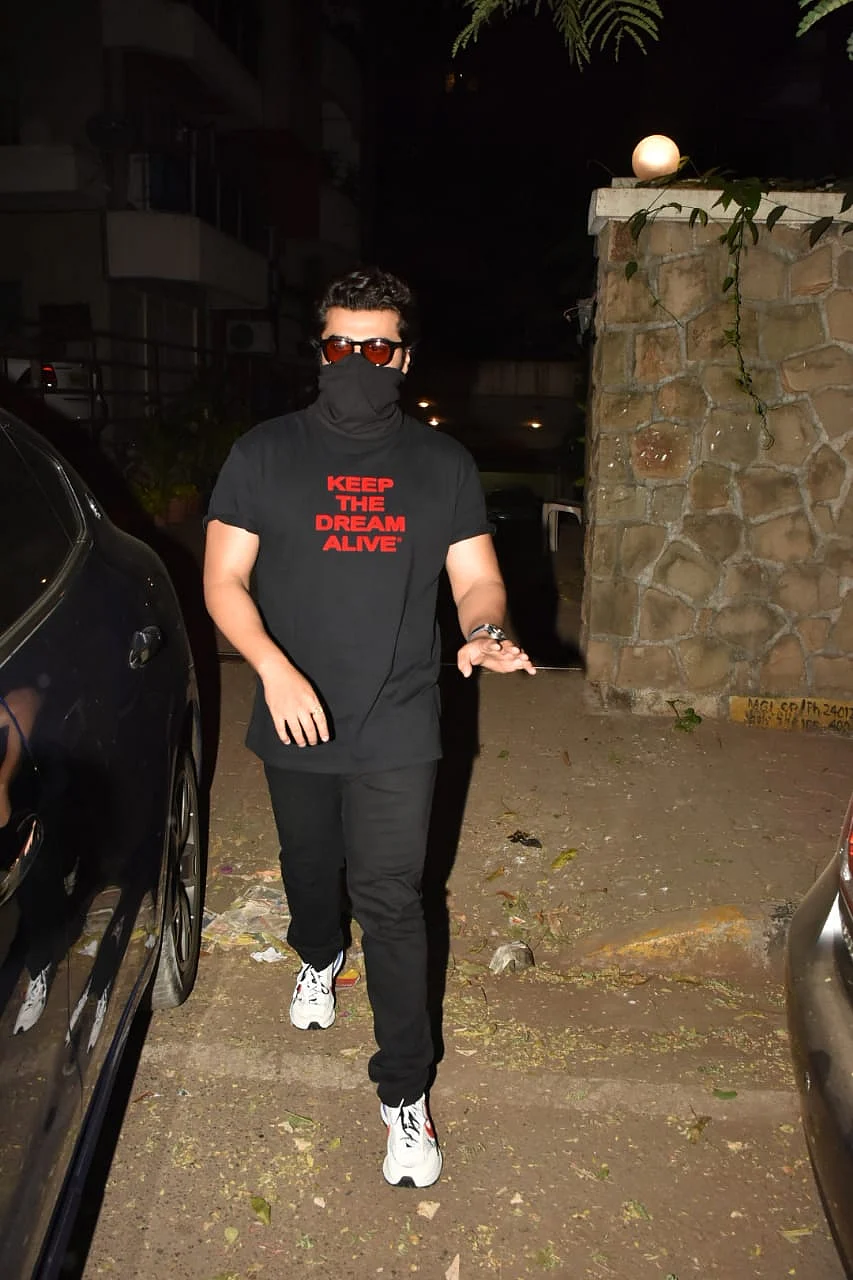 'Yeh galat hai': Arjun Kapoor blasts paparazzi who climbed a wall to photograph him and Malaika Arora