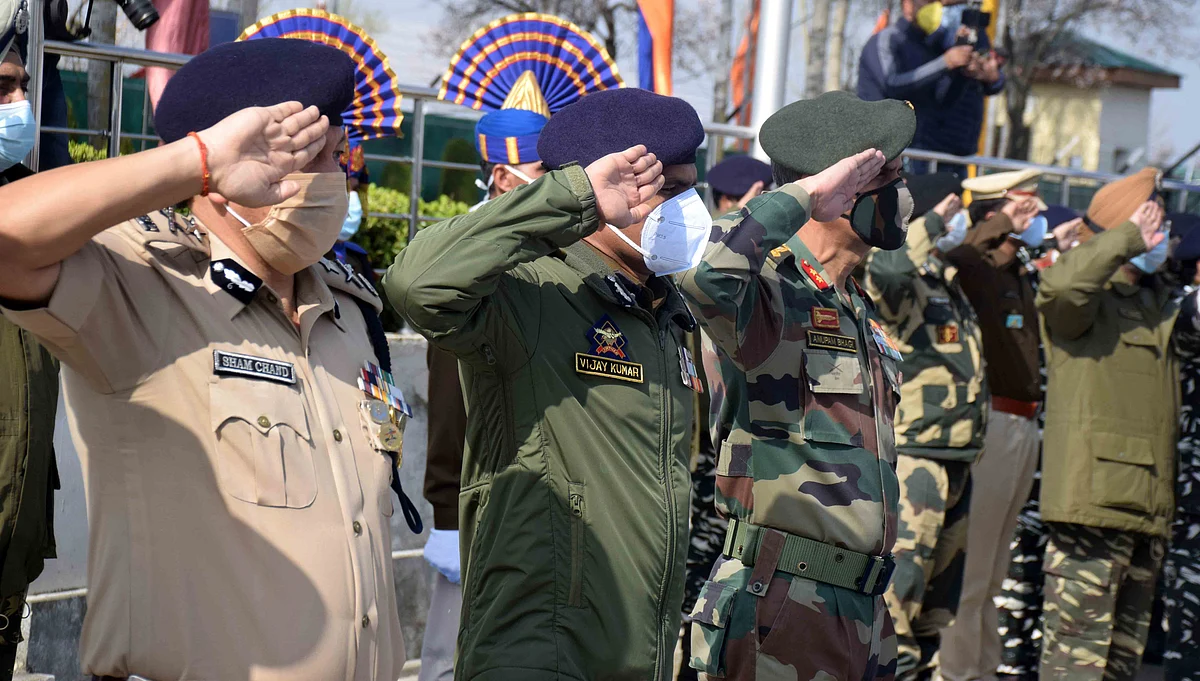 Senior Police and CRPF officers led by IGP Kashmir Vijay Kumar paid tributes to slain CRPF men at Special Training Camp in Humhama area of Budgam.