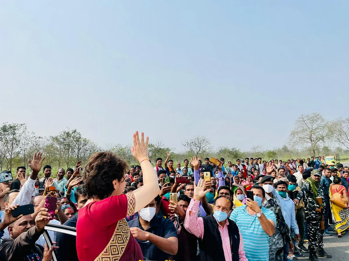Priyanka Gandhi Vadra being welcomed by tea garden workers at Sadharu, Biswanath, Assam.