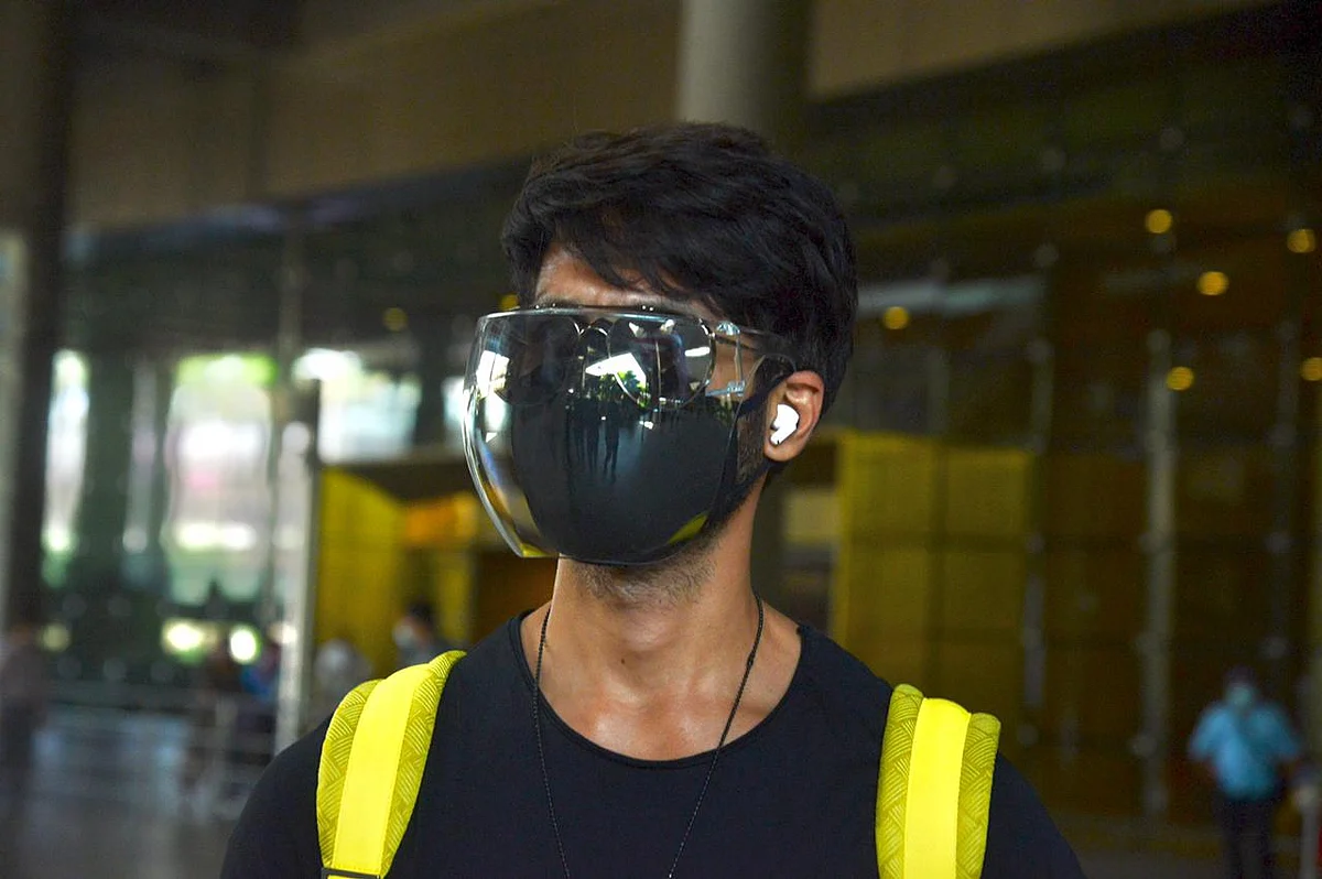 Netizens laud 'sensible' Shahid Kapoor for going all out with protective gear as COVID-19 cases surge
