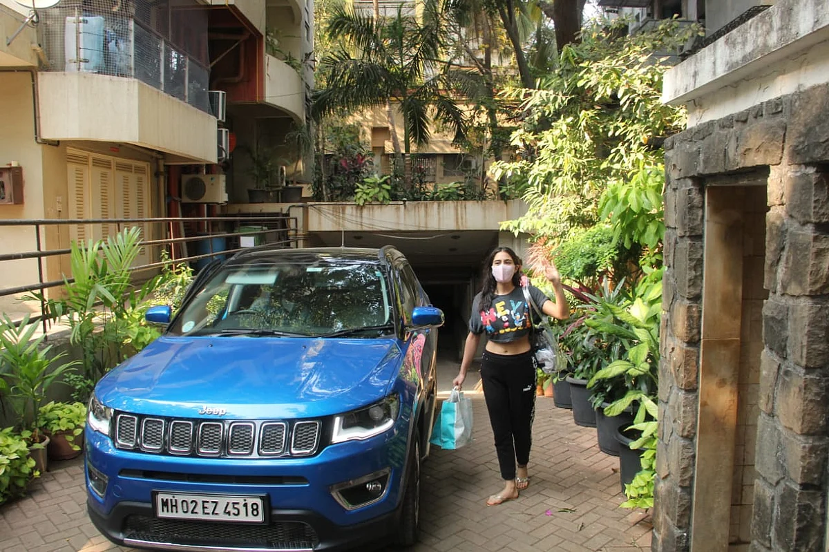 In Pics: Vijay Deverakonda, Sunny Leone, Kriti Sanon and other celebs spotted in Mumbai