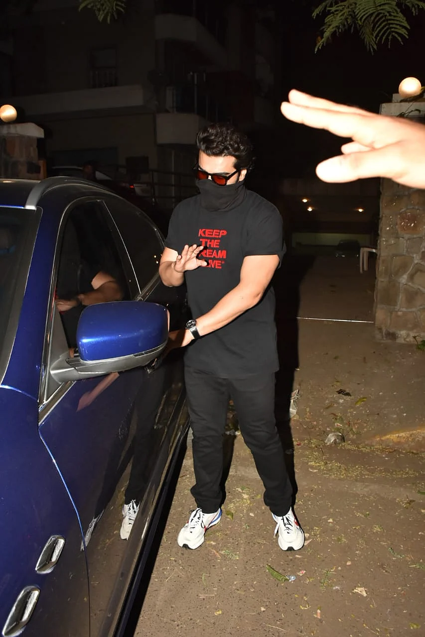 'Yeh galat hai': Arjun Kapoor blasts paparazzi who climbed a wall to photograph him and Malaika Arora