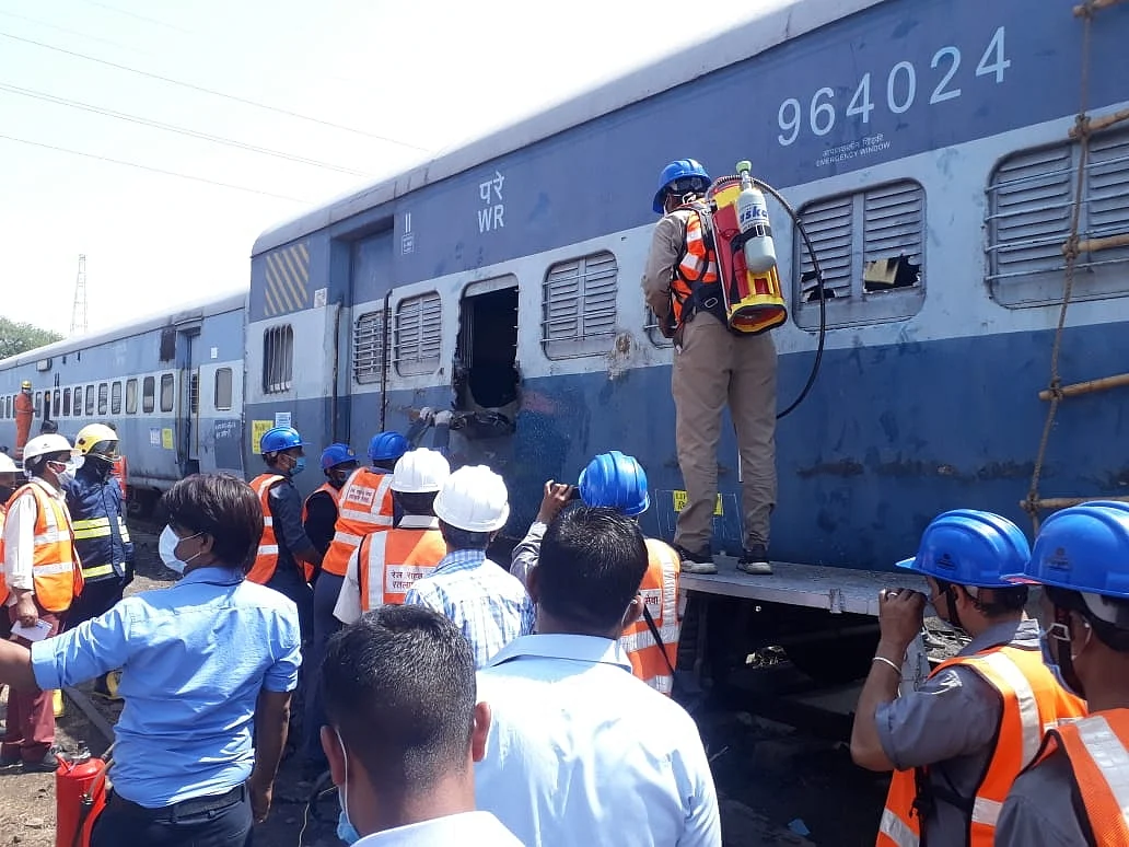 Madhya Pradesh: Mock rescue drill held in UP Yard of Ratlam railway station