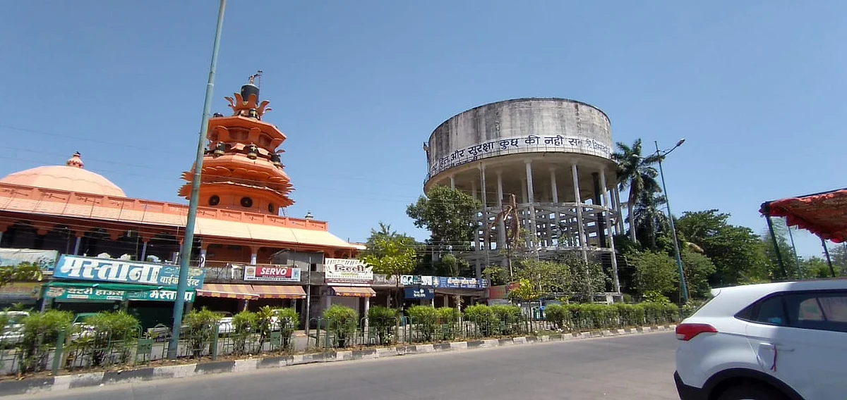 A deserted road along Gendeshwar Mahadev temple in Pardeshipura