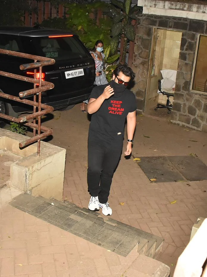 'Yeh galat hai': Arjun Kapoor blasts paparazzi who climbed a wall to photograph him and Malaika Arora