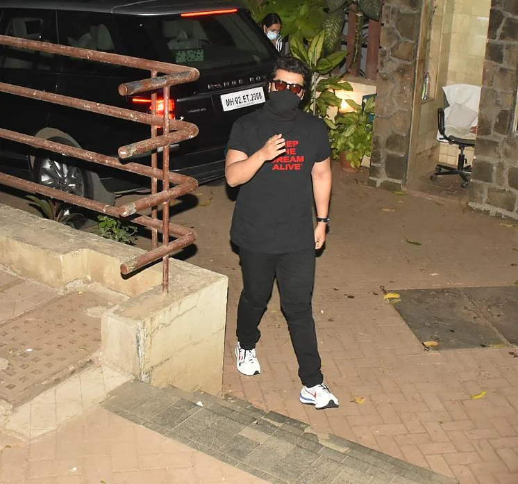 'Yeh galat hai': Arjun Kapoor blasts paparazzi who climbed a wall to photograph him and Malaika Arora
