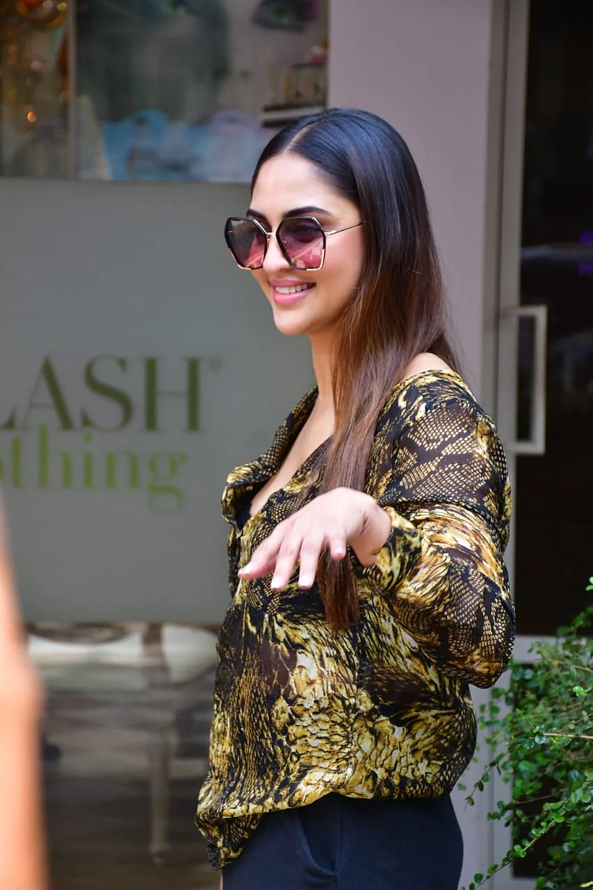 In Pics: Kiara Advani flaunts hourglass figure in orange bodycon dress; Malaika Arora raises heat in all-black athleisure set