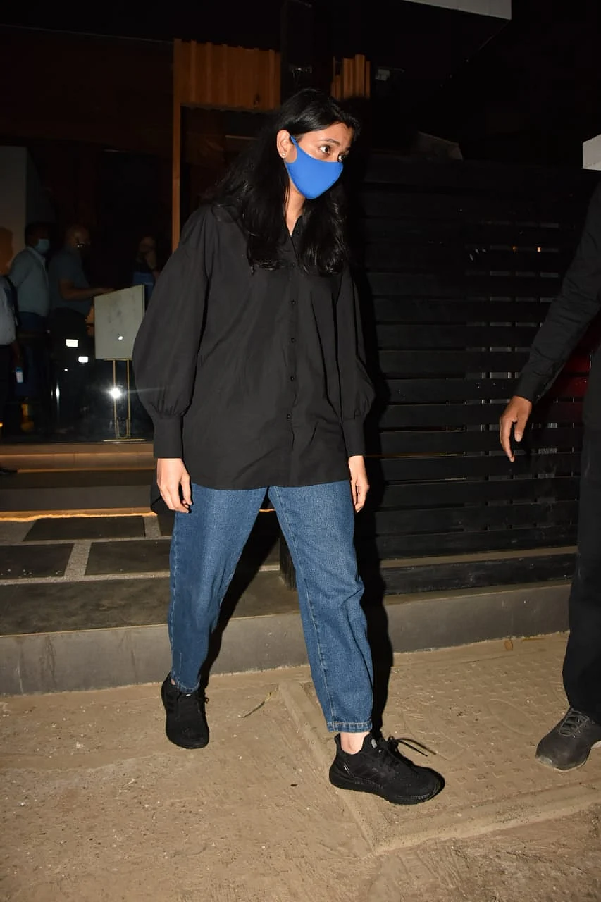 Deepika Padukone sports a 2.5 lakh Louis Vuitton bag for dinner date with sister Anisha