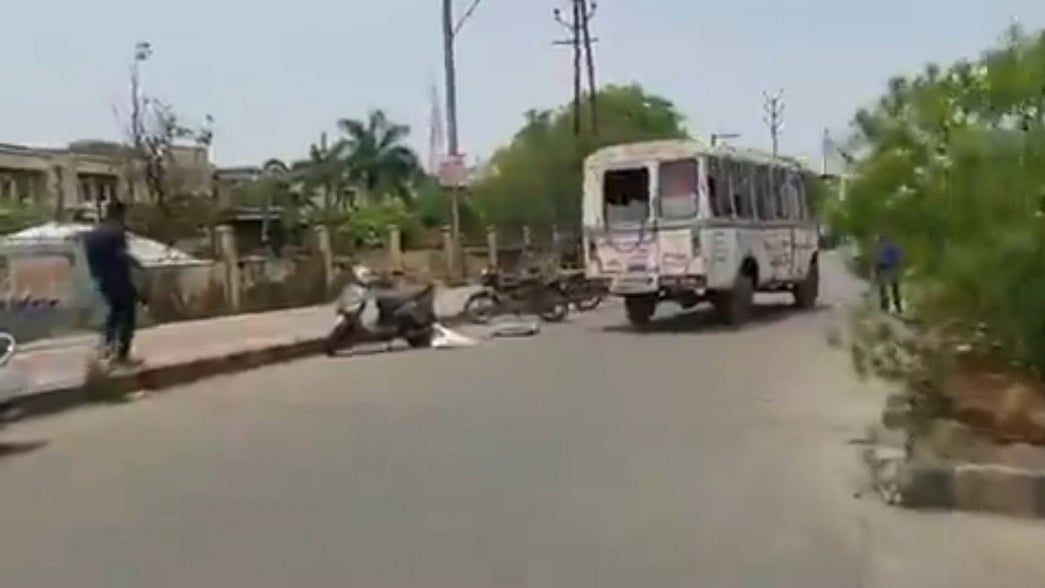 Madhya Pradesh: Body falls from hearse van in Vidisha