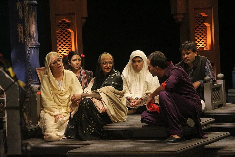 A still from the teleplay Aaj Rang Hai