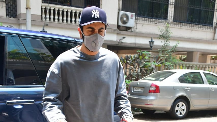 Watch:  A concerned Ranbir Kapoor asks paparazzi 'Aap log ka lockdown nahi hai?'