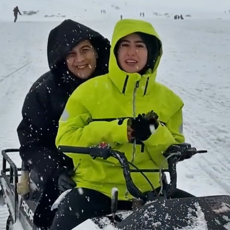 Watch: Sara Ali Khan turns reporter in Gulmarg, Amrita Singh's reaction will leave you in splits 