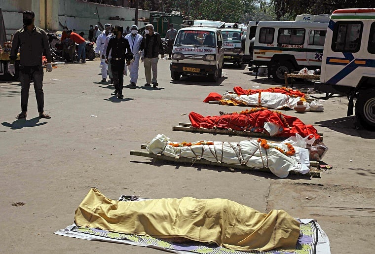 Heartbreaking! Woman dies in auto-rickshaw outside Delhi Covid-19 facility; son fought to check her into facility