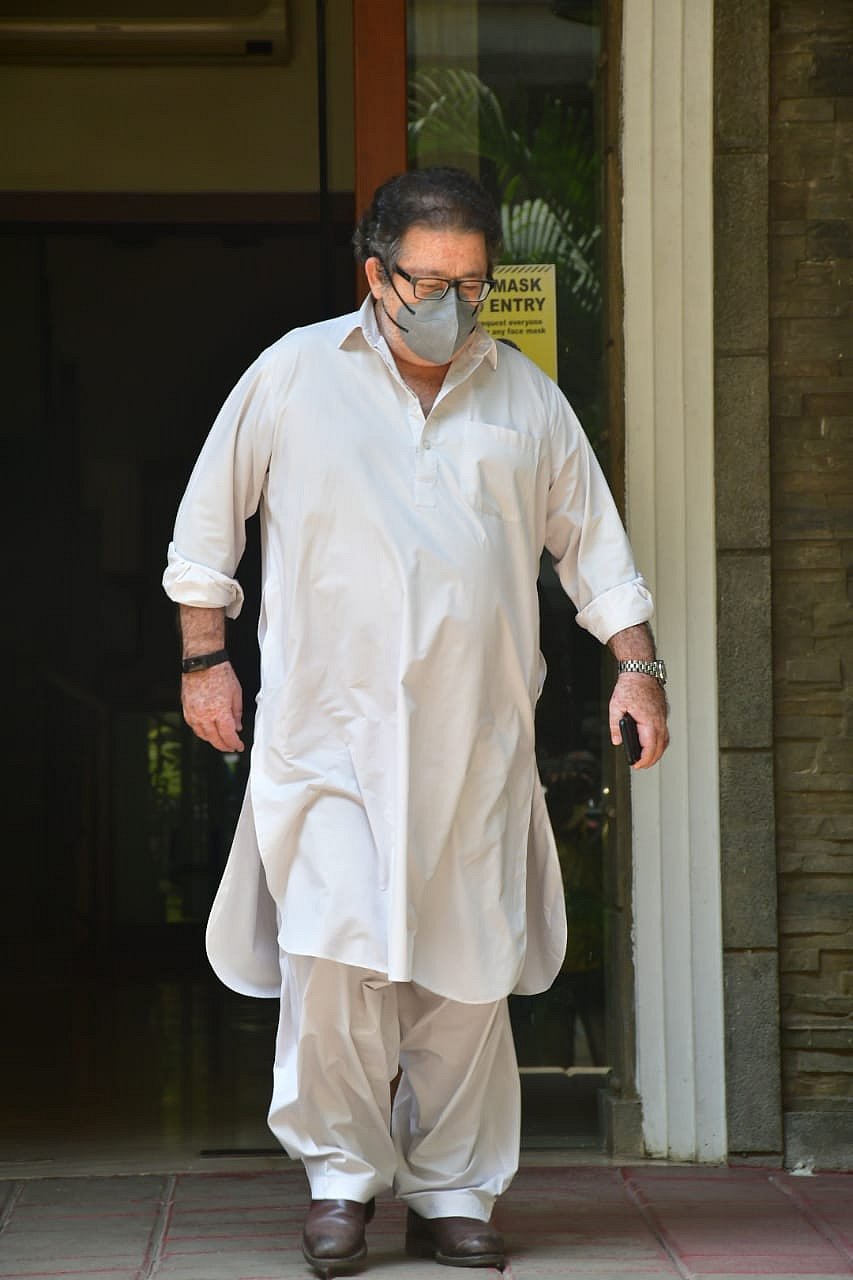 Watch:  A concerned Ranbir Kapoor asks paparazzi 'Aap log ka lockdown nahi hai?'