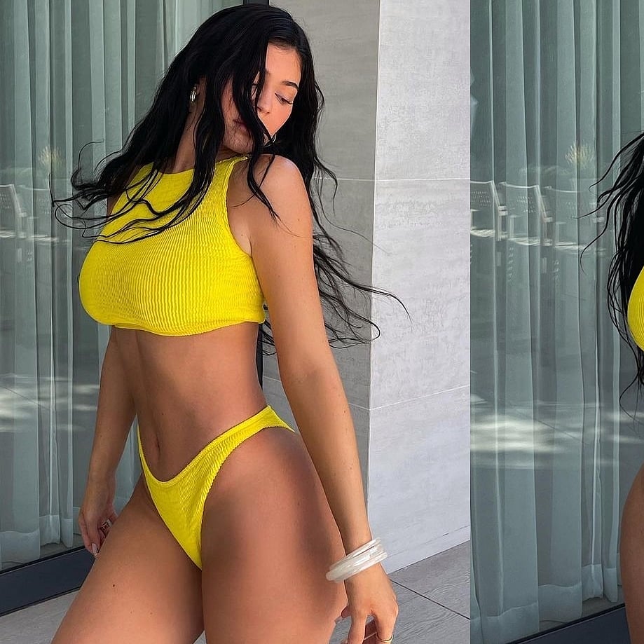 Kylie Jenner flaunts perfectly toned figure in latest bikini post, says 'it's the weekend' 