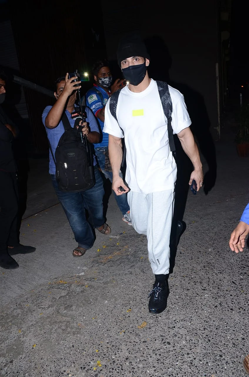 Paparazzi Files: Aryan Khan, Kareena Kapoor Khan, Shraddha Kapoor and others spotted in Mumbai