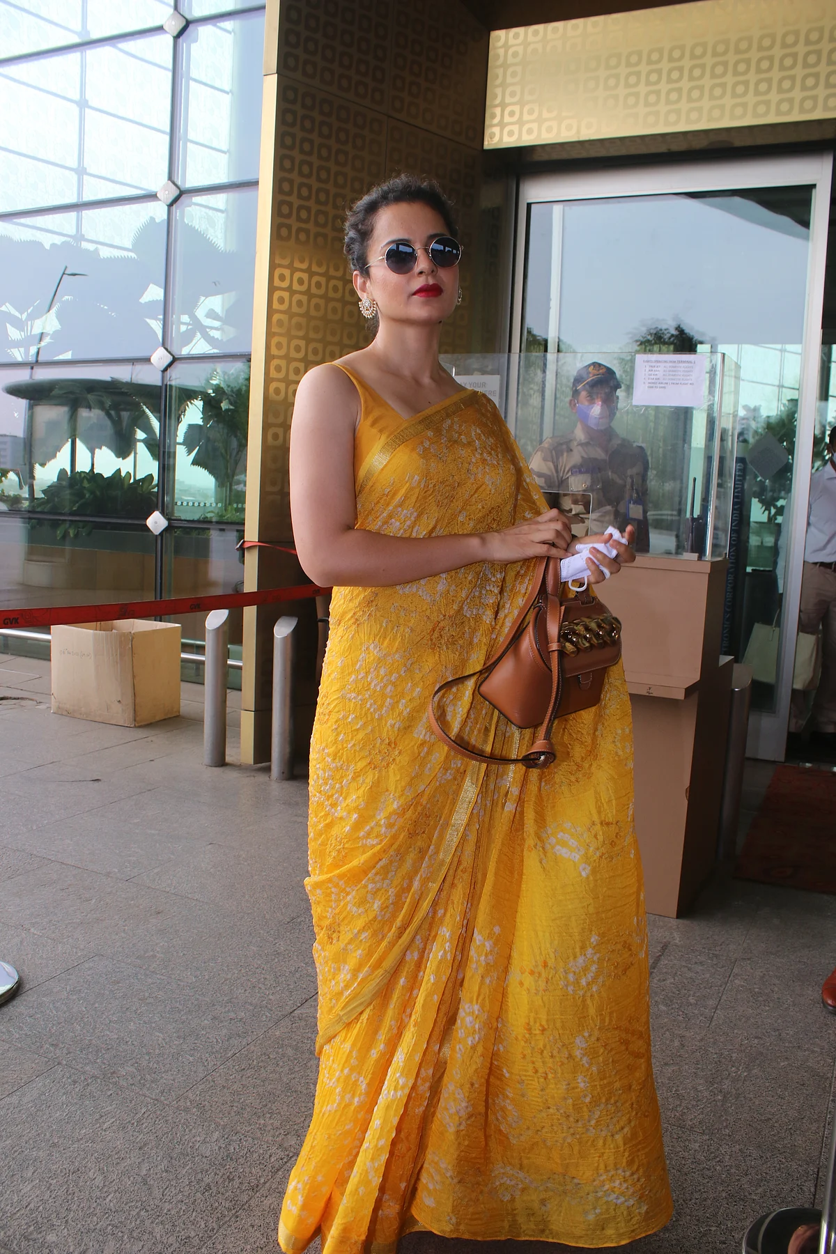 In Pics: Kangana Ranaut shows how to rock saree in summer as she sashays at Mumbai airport