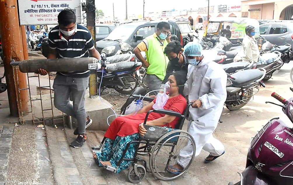 A patient being taken to private a hospital with an oxygen cylinder in Bhopal on Wednesday.
(Representative Photo)