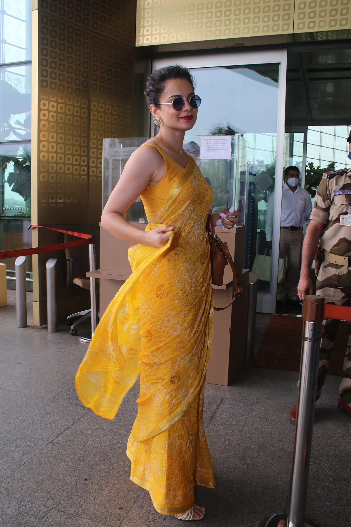 In Pics: Kangana Ranaut shows how to rock saree in summer as she sashays at Mumbai airport
