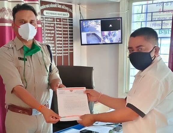Alirajpur BJP mandal president Rinkesh Tanwar presenting a memorandum to Kotwali police station in-charge Dinesh Solanki on Monday. 