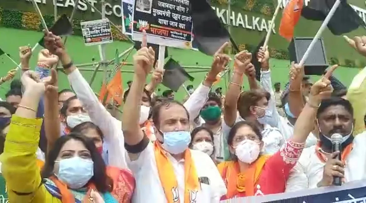 BJP leaders protest against MVA govt as it does not invite LoP Devendra Fadnavis for Metro flagging off ceremony
