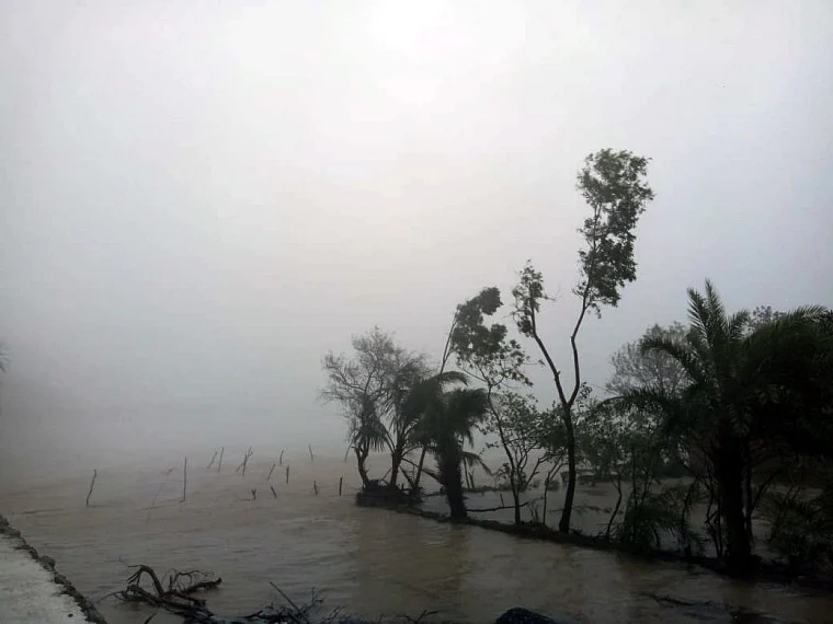 A view of heavy rain and wind due to CycloneYaas near Chandbali sea, in Bhadrak