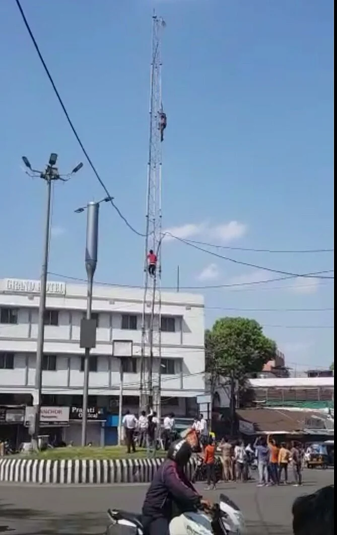 Bhopal: As hundreds watch, man hangs self with dupatta atop a tower