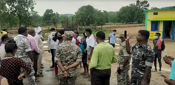 A delegation of protesters approaching to meet the local administration for peace talks