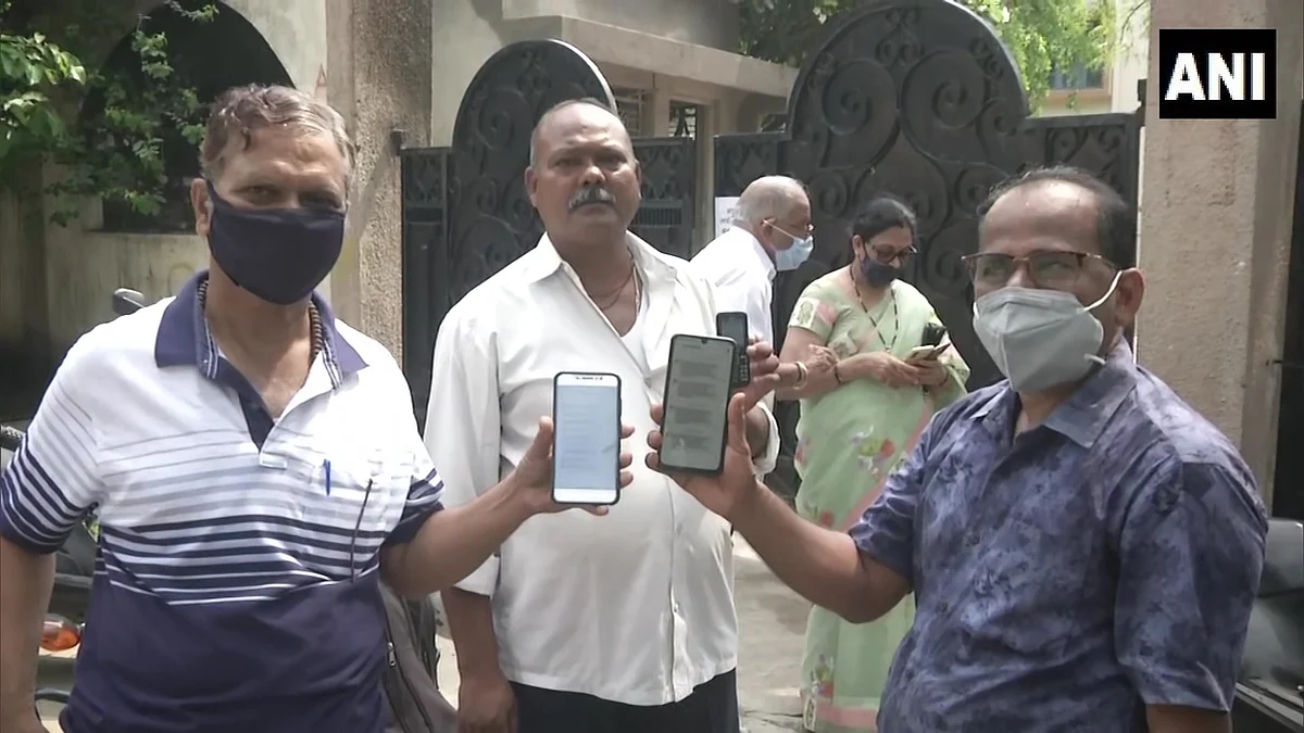 People show the notification of the terminated COVID-19 vaccination drive due to a shortage of vaccines, in Nagpur on Wednesday.