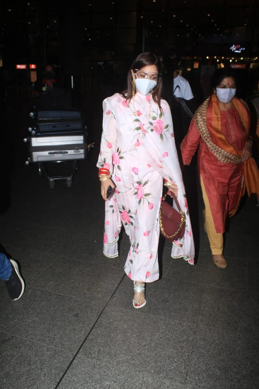 In Pics: Newlyweds Yami Gautam, Aditya Dhar back in Mumbai