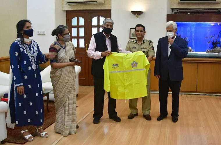 10,000 raincoats were handed over to the Mumbai police commissioner Shri Hemant Nagrale and Joint Commissioner (Law and order) Shri Vishvas Nangare-Patil by MVIRDC World Trade Center, Mumbai chairman Shri Vijay Kalantri on Saturday for the city police. Captain Somesh Batra, Vice Chairman and Mrs Rupa Naik, Executive Director of WTC Mumbai along with Mrs Sangeeta Jain, Senior Director, All India Association of Industries were also present.