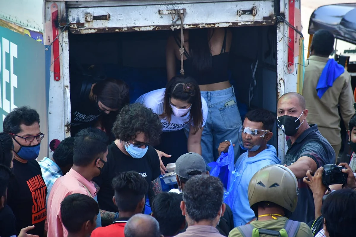 Paparazzi Files: Janhvi Kapoor arrives at Mumbai's Hinduja hospital; Sunny Leone spotted distributing food in Bandra