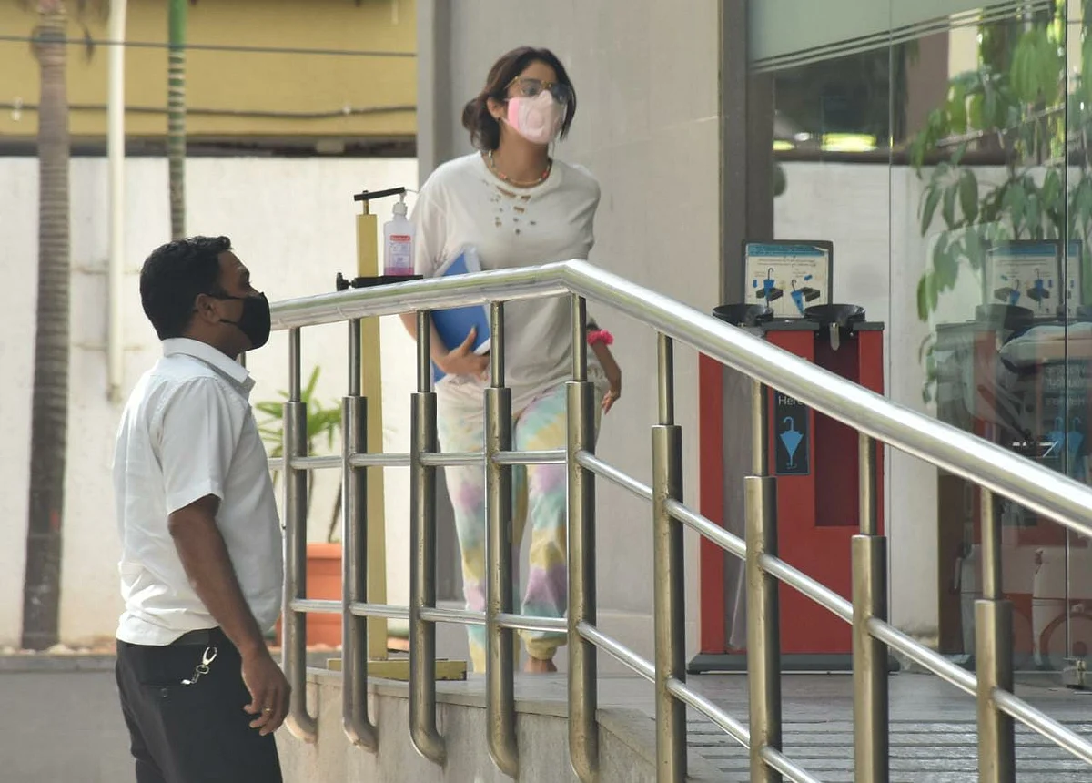 Paparazzi Files: Janhvi Kapoor arrives at Mumbai's Hinduja hospital; Sunny Leone spotted distributing food in Bandra