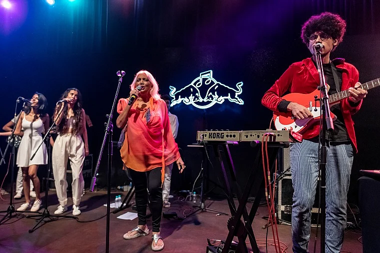 Asha Puthli performing in Mumbai in 2018