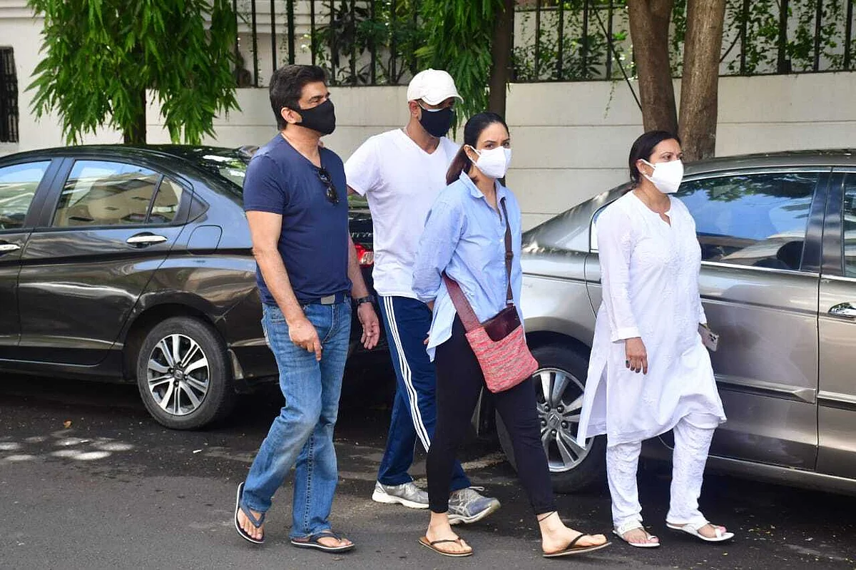 Close friends and family members arrive to pay their last repects to Raj